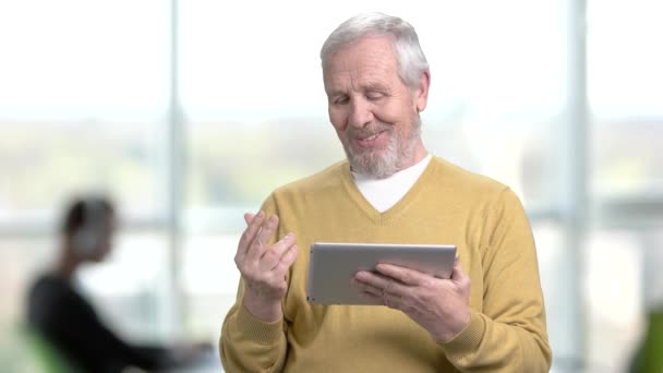 Senior Manager mit PC-Tablet. — Stockvideo