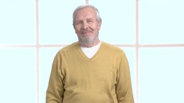 Ok işaret gösteren yaşlı erkek kişi.