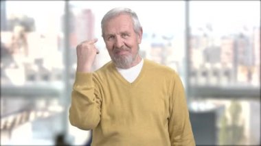 Olgun adam iki parmak gösterilen.