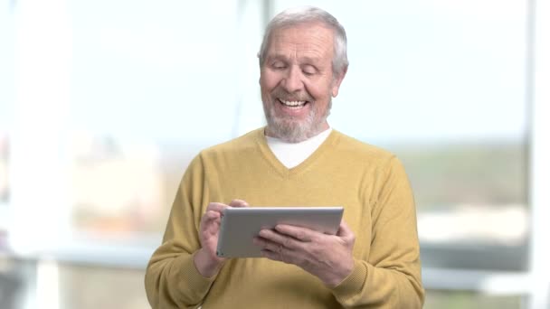 Homem idoso feliz usando tablet pc . — Vídeo de Stock