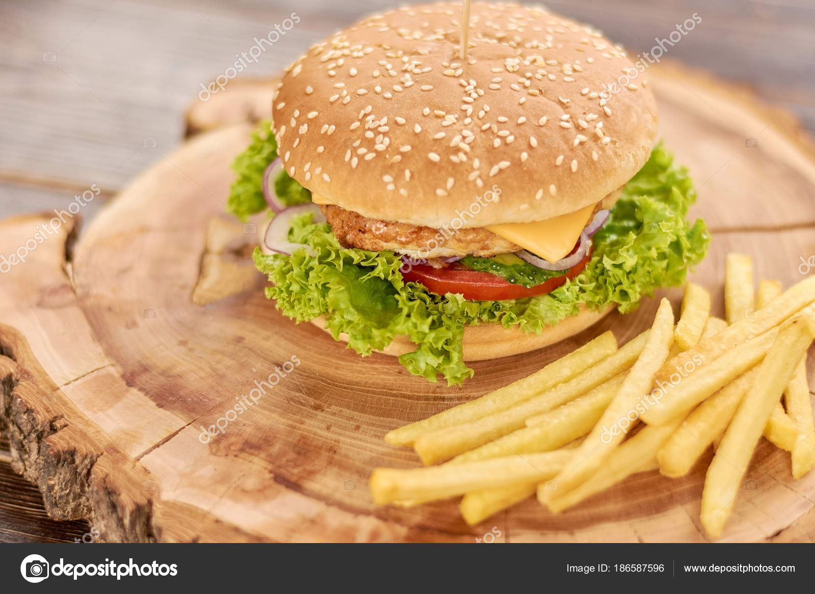 Hamburger avec hamburger au boeuf et frites — Photographie Denisfilm