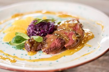 portakal soslu ördek göğsü.