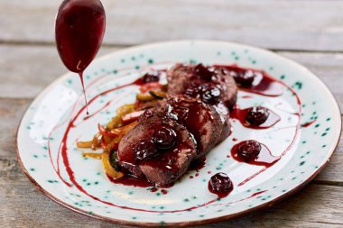 Sığır eti kiraz soslu dilimlenmiş.