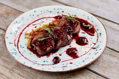 İştah açıcı sığır eti tatlı kiraz soslu.