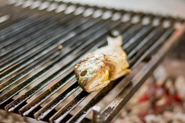 Demir ızgara limonlu ızgara balık.