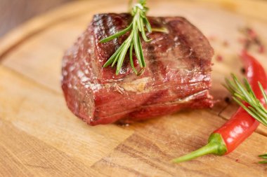 Rosemary ile sulu biftek biftek servis.