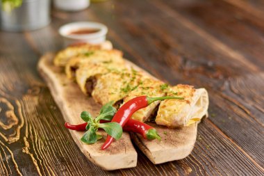 Meksikalı börek biber ile hizmet.