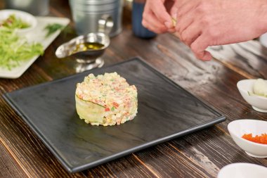 Şef Olivier salatası mutfak at yapmak.