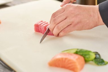 Şef Dilimleme ham tuna eller.