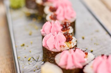 Taze hazırlanmış lezzetli sushi seti.