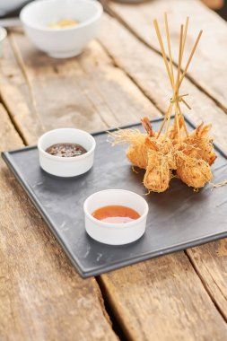 Çıtır karides hamur tatlar sarılmış.