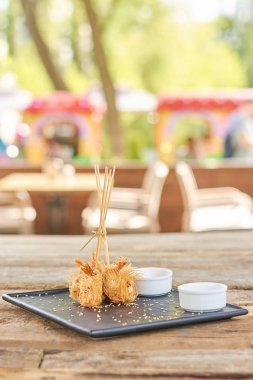 Arka plan bulanık üzerinde çıtır karides.