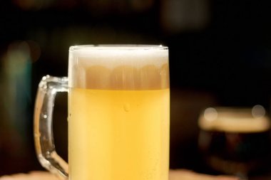 Köpüklü bir kupa bira..