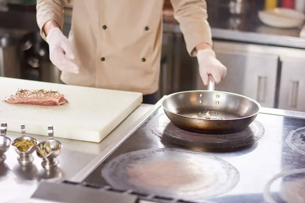 Chef preparando carne en cocina profesional . — Foto de Stock