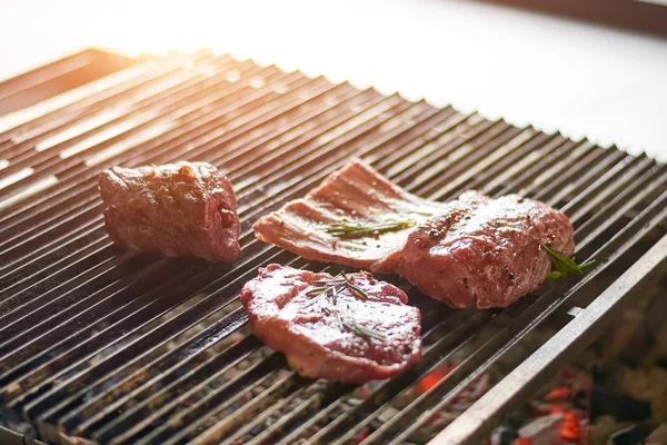 Filete y costilla se cocinan en la parrilla . —  Fotos de Stock