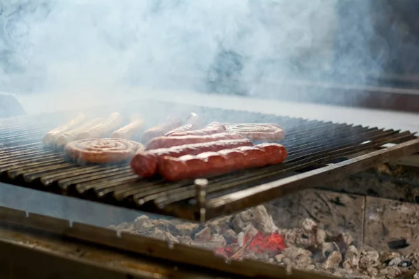 Salchichas a la parrilla en la parrilla. —  Fotos de Stock