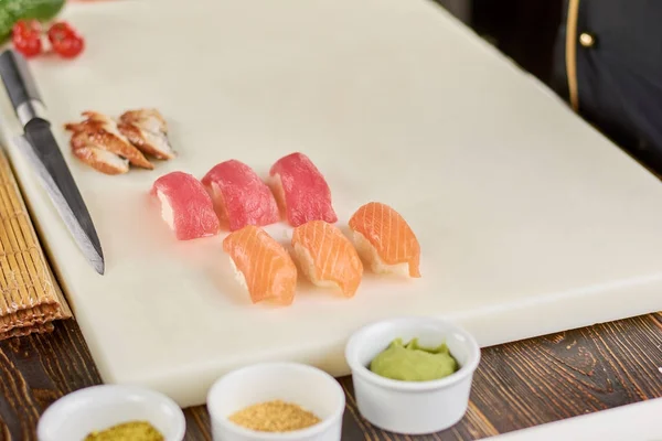 Суши нигири с лососем и тунцом . — стоковое фото