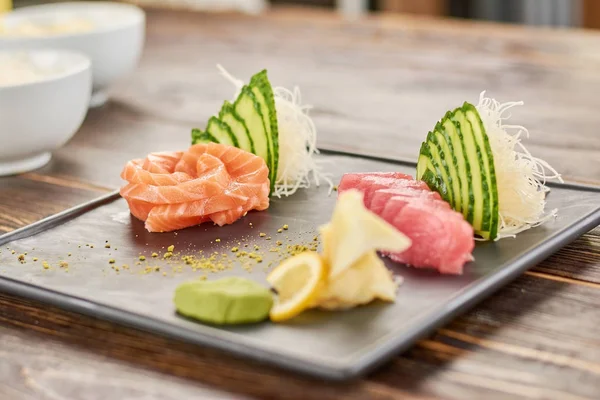 Delicioso conjunto de sashimi de salmón y atún . — Foto de Stock