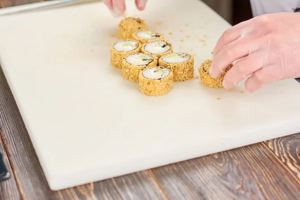 Koch bereitete Sushi in professioneller Küche zu. — Stockfoto