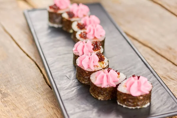 Sabrosos rollos de sushi japonés en el plato . — Foto de Stock