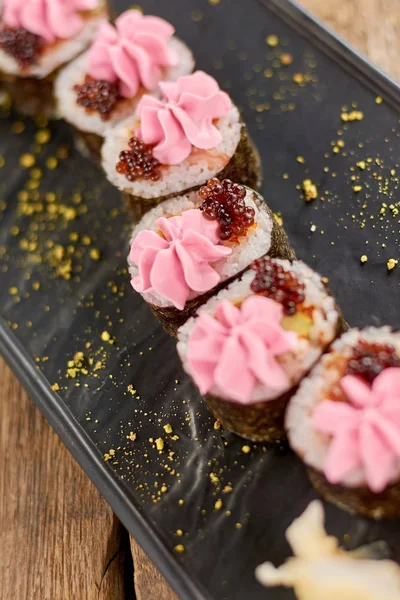 Rollos de sushi japonés con caviar . — Foto de Stock