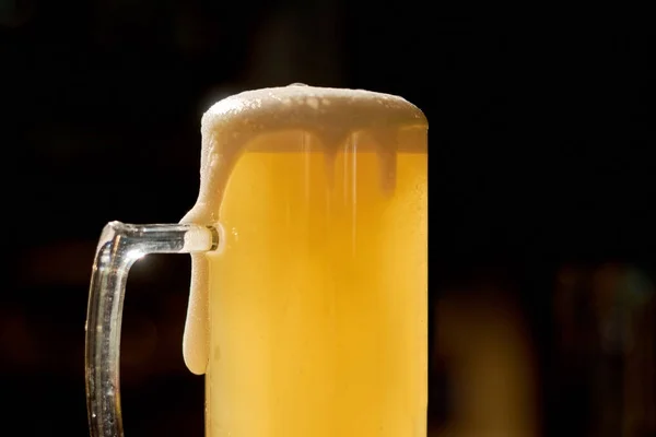 Light beer with foam on dark background. — Stock Photo, Image