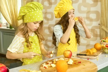 İki küçük kız pişirme.