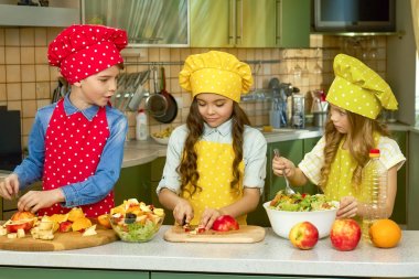 Üç çocuk salatası, yapma Mutfak.