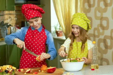 Neşeli çocuklar gıda hazırlama.