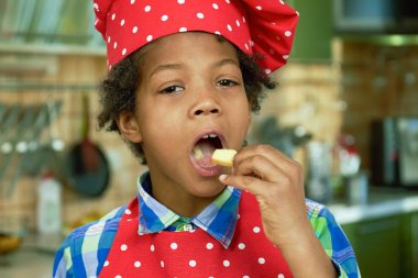 Afroamerican çocuk yeme elma.