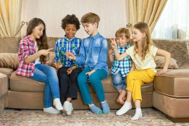 Çocuklar taş kağıt makas oynarken.