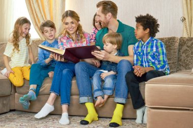 Aile bir kitapla.