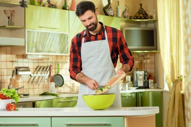 adam yiyecek hazırlama.