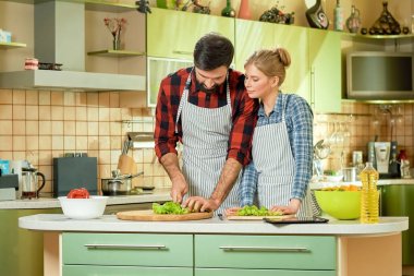 genç bir çift yemek.