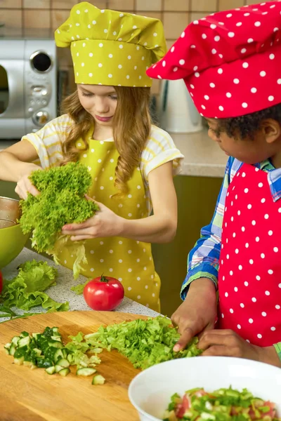 Bambini cucinare cibo . — Foto Stock