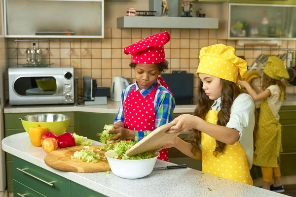 Діти готують за кухонним столом . — стокове фото
