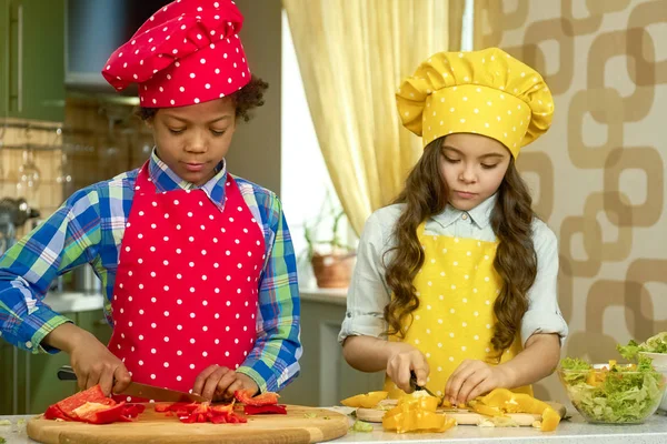 Due bambini cucinano . — Foto Stock