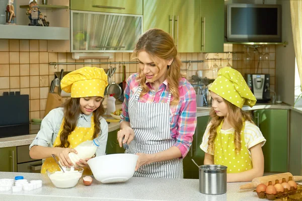 Donna e bambini cucina . — Foto Stock