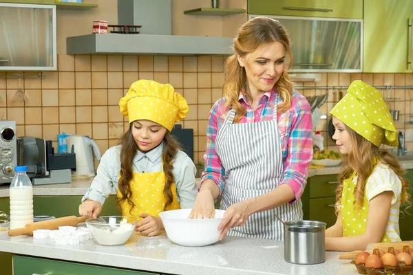 Vrouw met kinderen, keuken. — Stockfoto