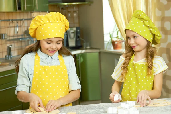 Due bambine e pasta . — Foto Stock