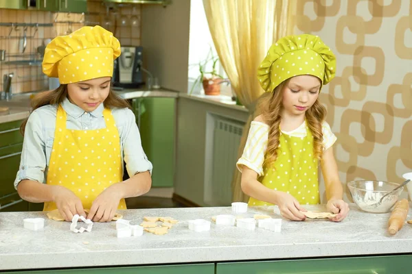 Le bambine fanno la pasticceria . — Foto Stock