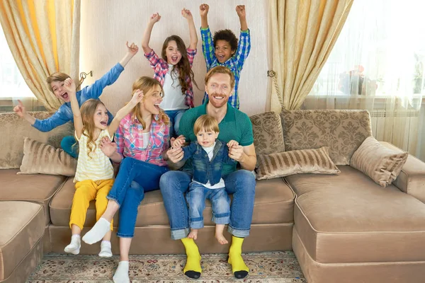 Pessoas assistindo TV e comemorando . — Fotografia de Stock