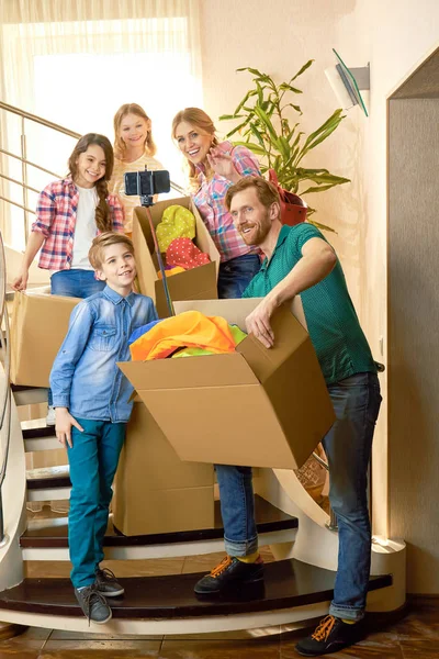 Family taking a selfie, relocation. — Stock Photo, Image