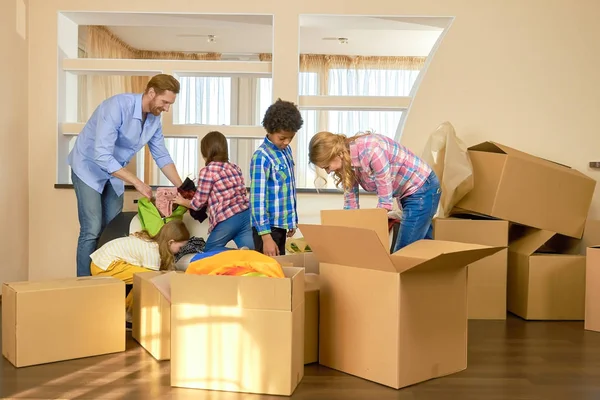 Family is unpacking things. — Stock Photo, Image