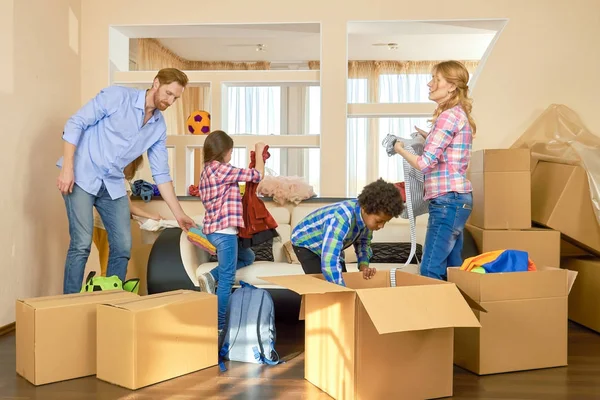 Family unpacking things from boxes. — Stock Photo, Image