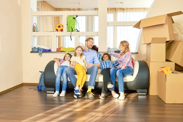 Familie zittend op de bank. — Stockfoto