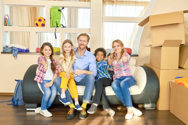 Familie opdagen duimen, dozen. — Stockfoto