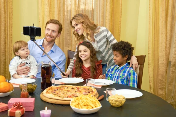 Rodziny, biorąc selfie, kolacja. — Zdjęcie stockowe
