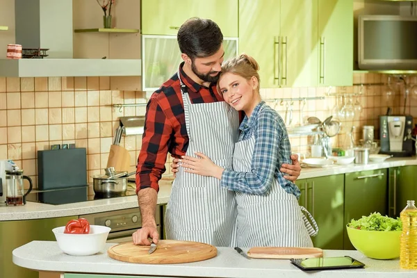 Couple standing in the kitchen. — Stock Photo, Image