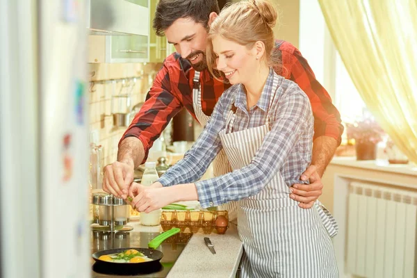 Cheerful man and woman cooking. — Stock Photo, Image